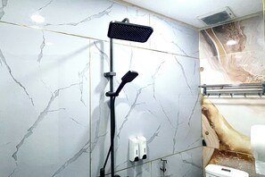 Deluxe Room | Bathroom | Shower, free toiletries, hair dryer, slippers - Dai An Go Vap Hotel (Ho Chi Minh City)