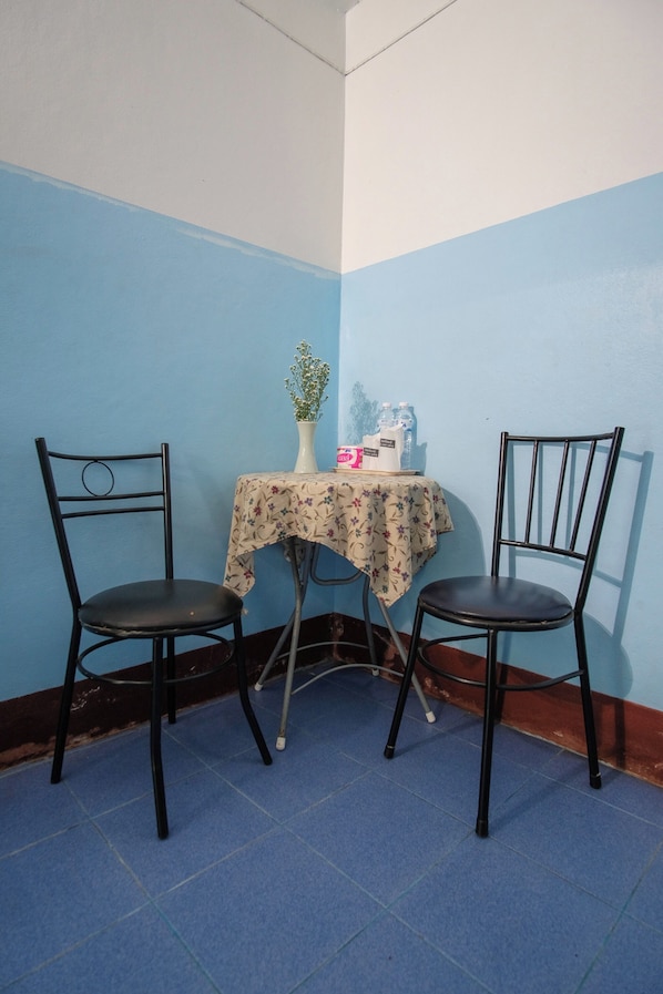 Twin Room | Desk, free WiFi, bed sheets