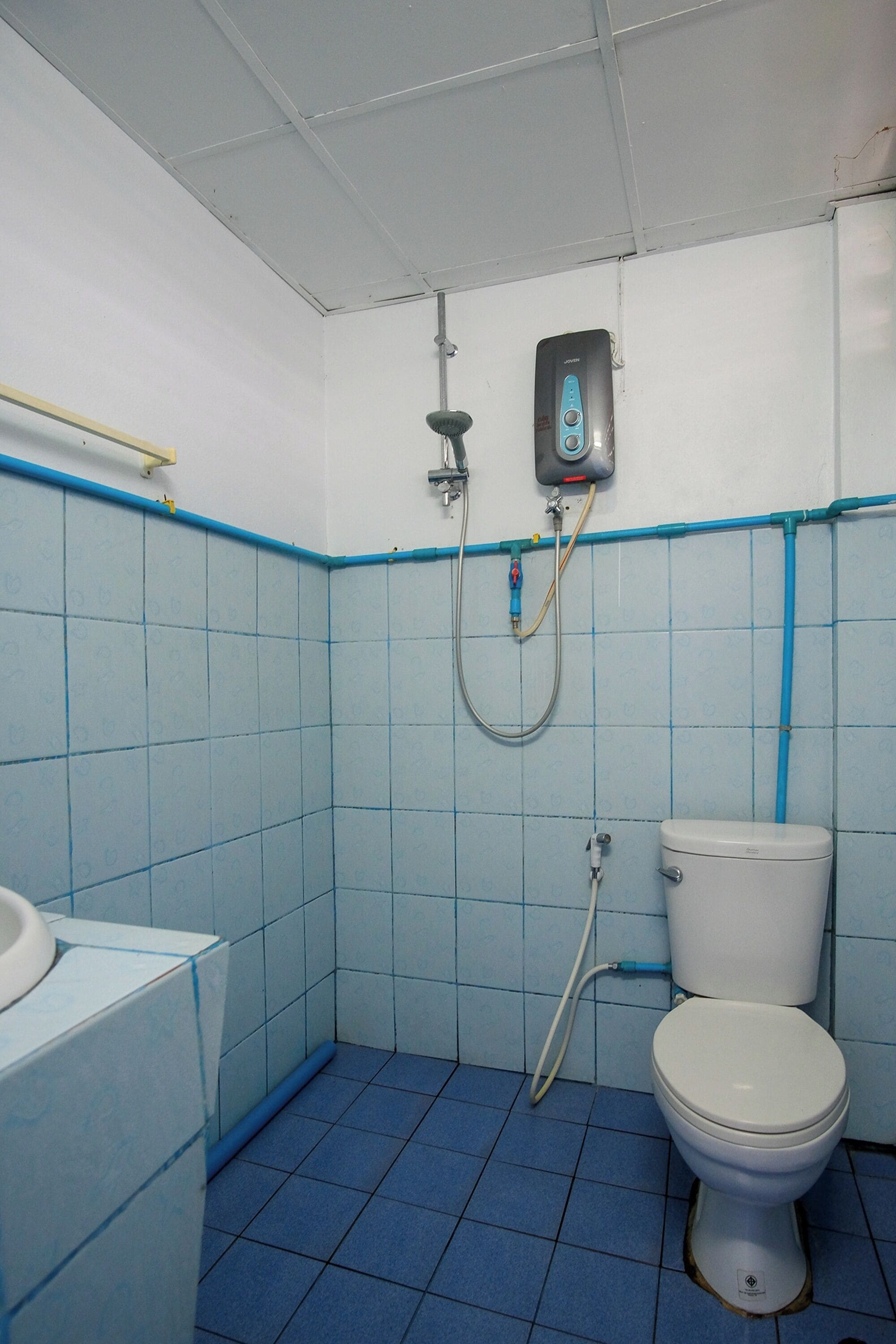 Zweibettzimmer | Badezimmer | Dusche, kostenlose Toilettenartikel, Handtücher