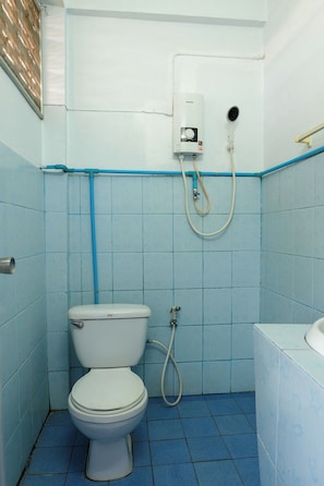 Triple Room, Multiple Beds | Bathroom | Shower, free toiletries, towels