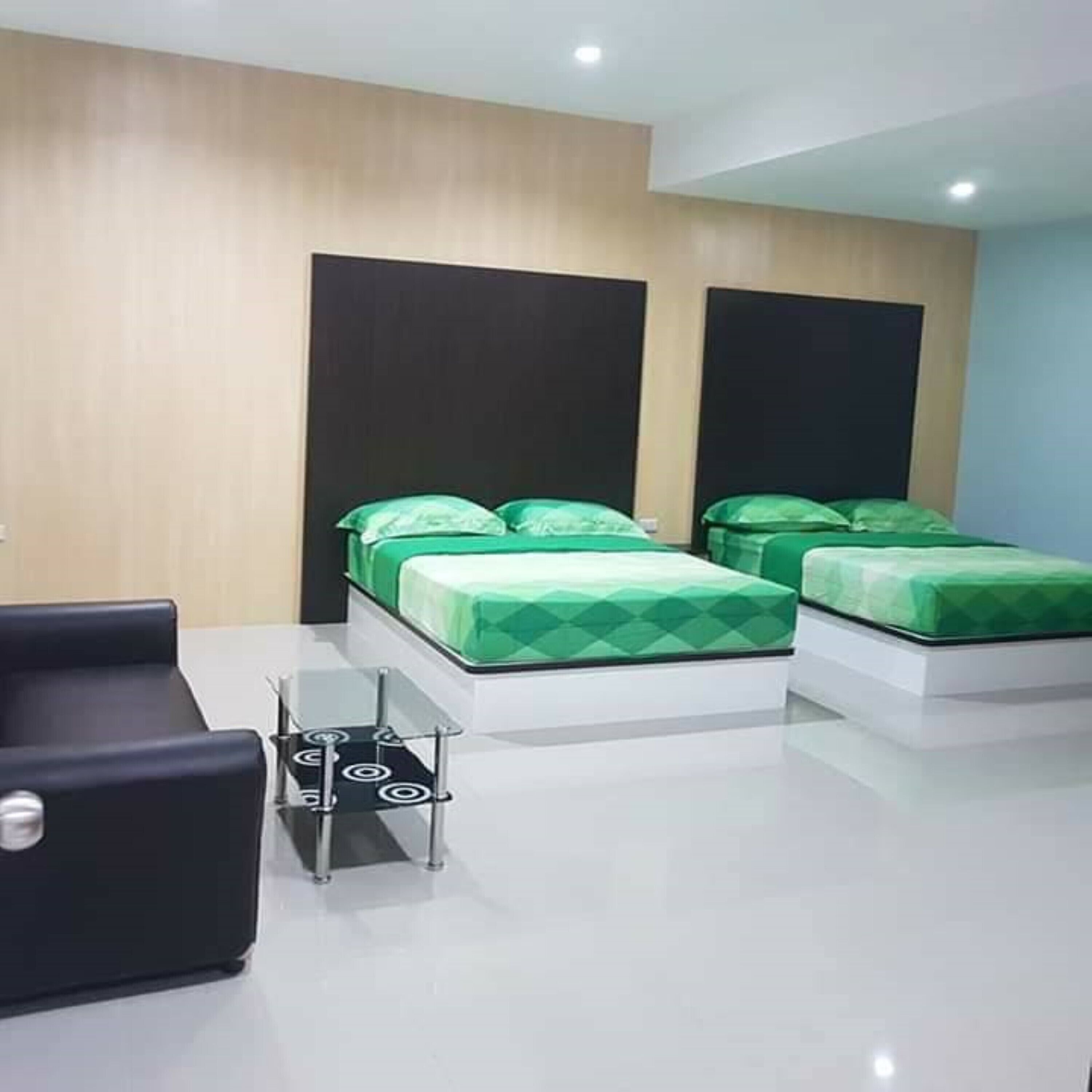 Basic-Suite | Laptopgeeigneter Arbeitsplatz, kostenloses WLAN, Bettwäsche