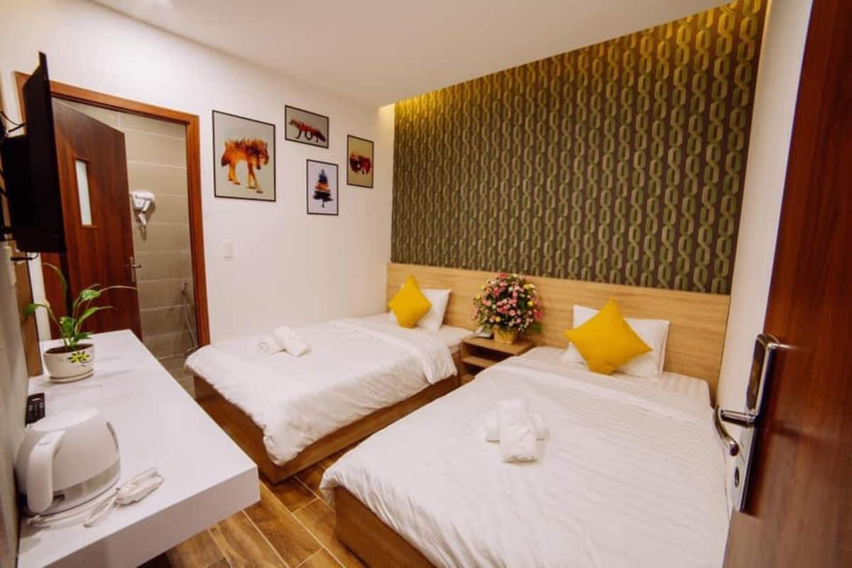 Deluxe Twin Room | Bathroom | Shower, free toiletries, hair dryer, towels