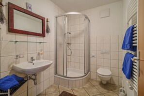 Apartment, 1 Bedroom | Bathroom | Hair dryer, towels - Apart Vivaldi (Kappl)