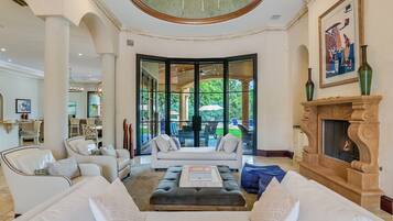 Smart TV, chimenea, videojuegos y reproductor de DVD