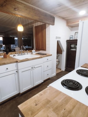 Kjøleskap, mikrobølgeovn, ovn og kokeplater