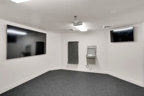 Studio (3 Bedrooms) | Interior