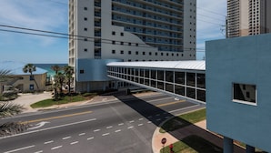 Ein mehrstöckiges Hotel mit modernem Design, das eine markante Glasfassade und einen geschwungenen Eingang aufweist.