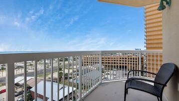 Studio (3 Bedrooms) | Interior