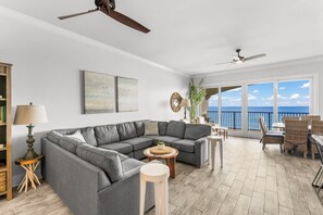 Studio (4 Bedrooms) | Living area