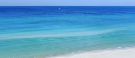 På stranden, parasoller och snorkling