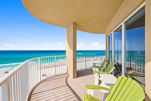 Een balkon met uitzicht op het strand en de oceaan.