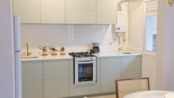 Een koelkast, een magnetron, een oven, een kookplaat