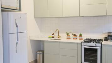 Een koelkast, een magnetron, een oven, een kookplaat