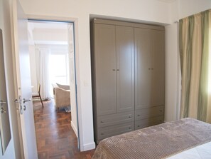 1 bedroom, iron/ironing board, travel cot, WiFi - Garden Apartment near Barigui Park with garage (PR)