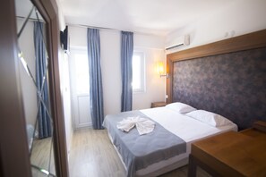 办公桌、免费 WiFi