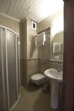 Shower, hydromassage showerhead, free toiletries, hair dryer