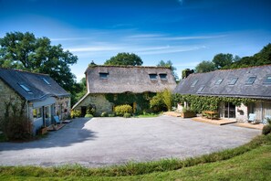 Exterior - On a 3-hour property, in the heart of the forest, the Gites du Lety await you (Perret)