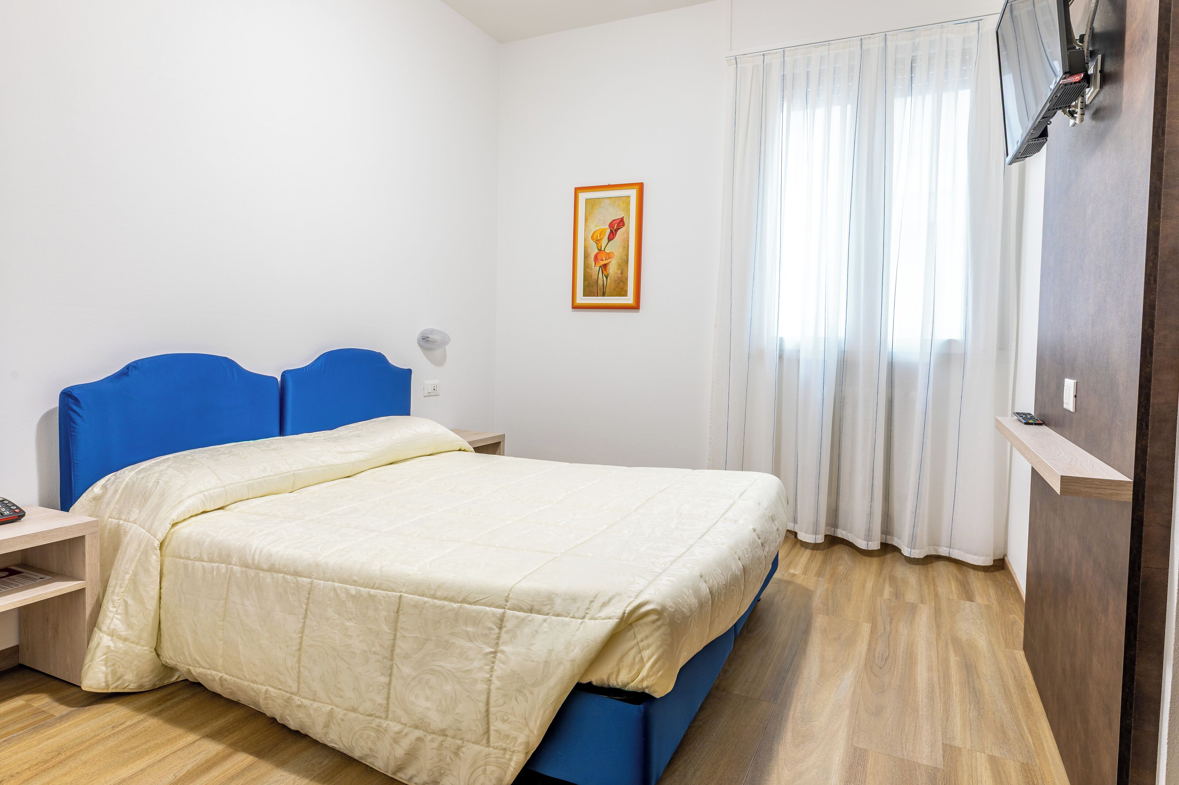 ميني بار وخزنة داخل الغرفة ومكتب وواي فاي مجانًا