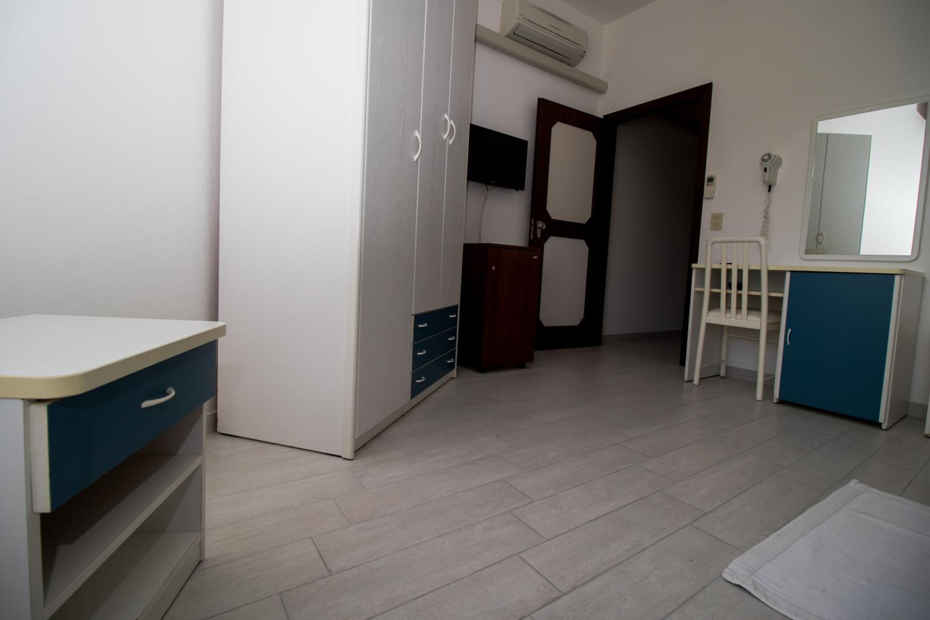 single room | 1 bedroom, minibar, in-room safe, desk
