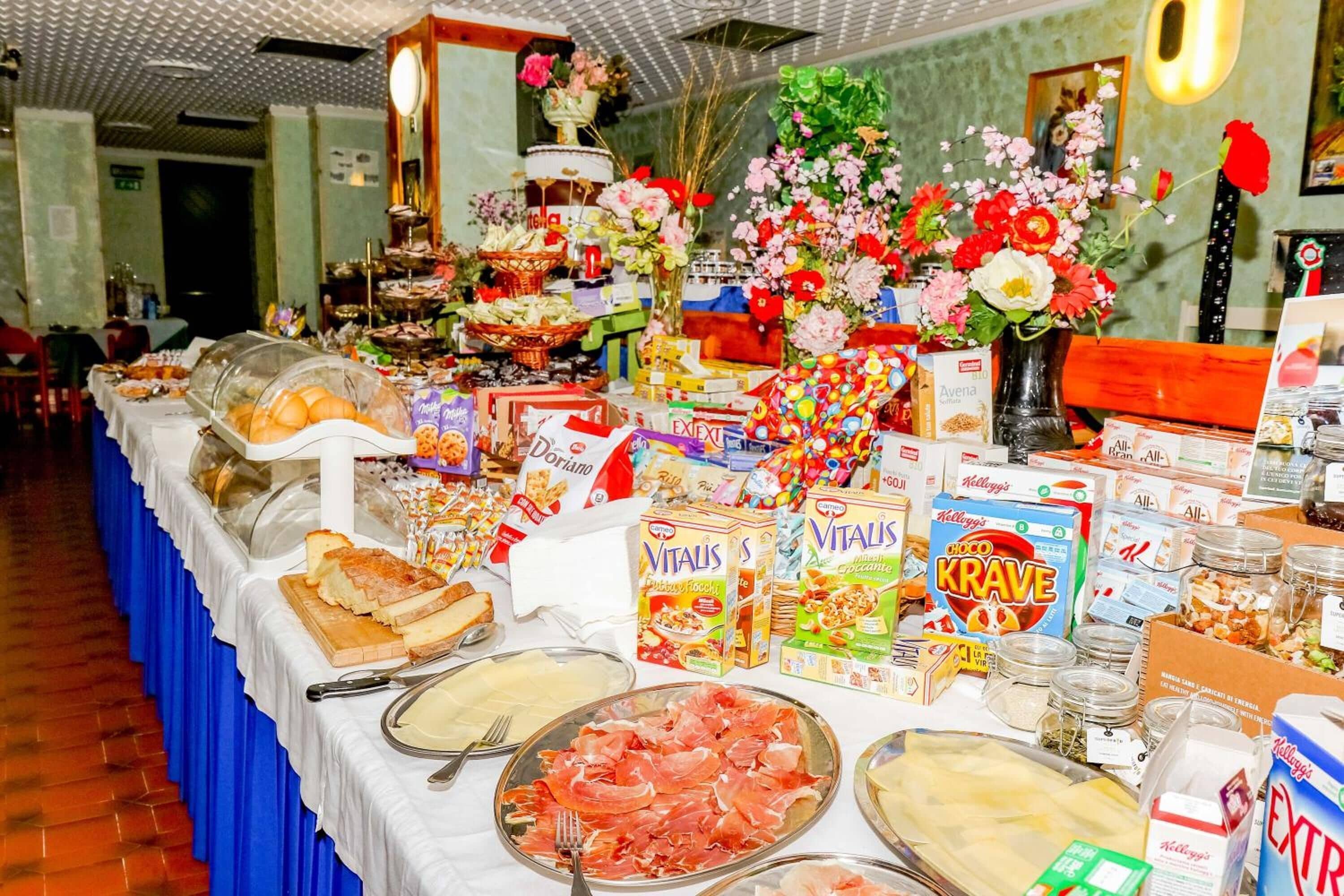 lunch and dinner served, italian cuisine