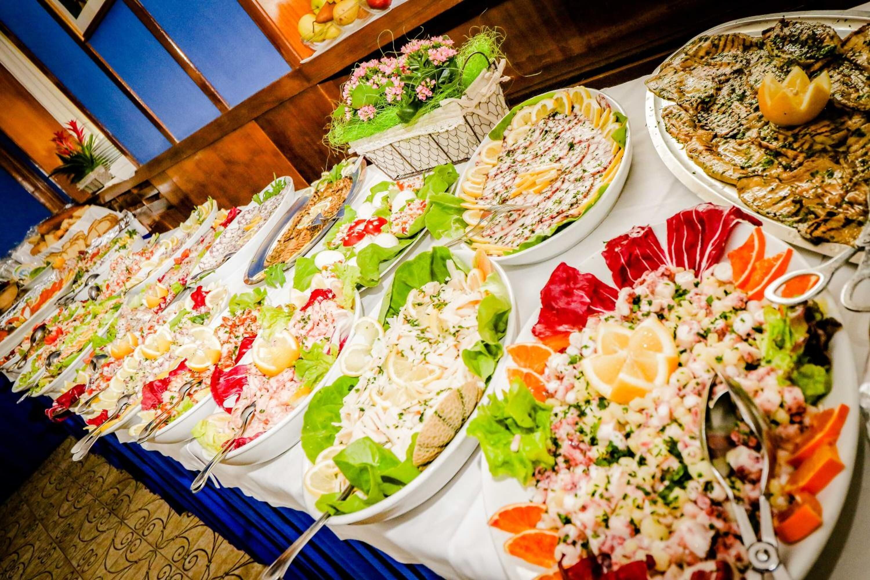 lunch and dinner served, italian cuisine