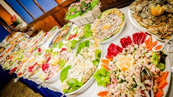 Una mesa de buffet con diversos platos y ensaladas.