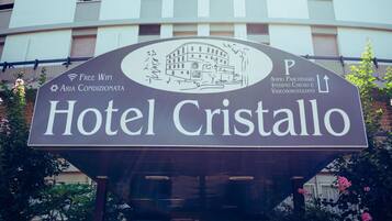 Señal del Hotel Cristallo con servicios como wifi gratuito y aire acondicionado.