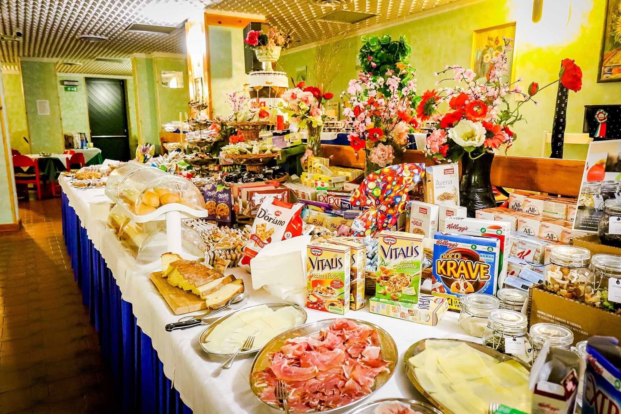 Frokost med lokale retter er inkludert hver dag