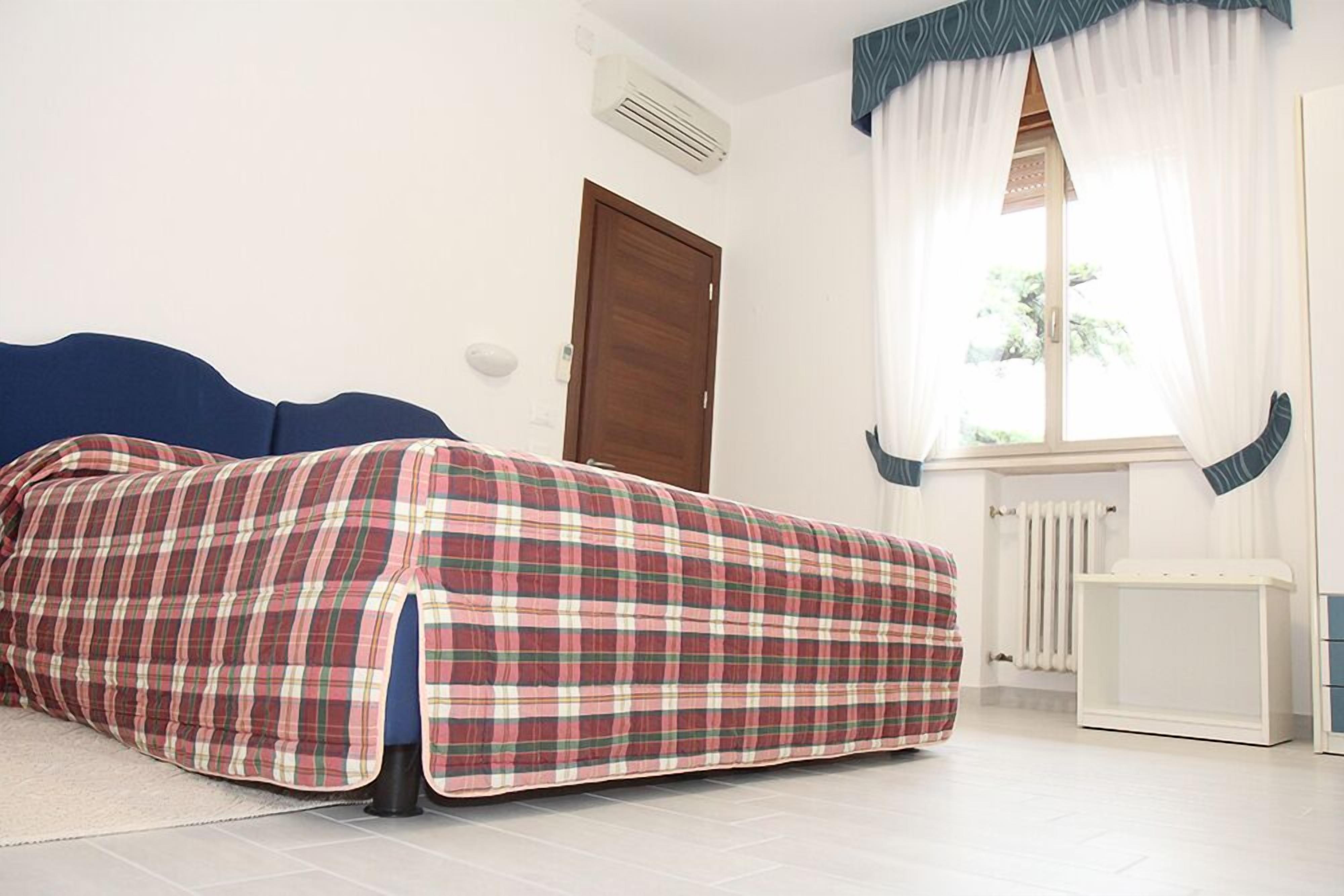 double room | 1 bedroom, minibar, in-room safe, desk