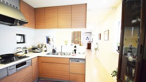 Fridge, microwave, oven, stovetop - Okabe House Ikebukuro 3B (Tokyo)
