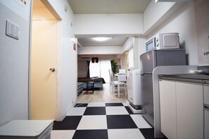 Huoneisto | Yksityinen keittonurkkaus | Jääkaappi, mikroaaltouuni, liesi, vedenkeitin