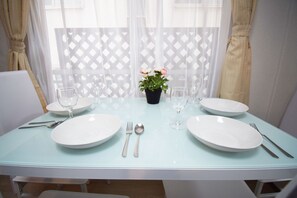 Apartment | In-room dining - Oval Tokyo Otsuka 202 (Tokyo)