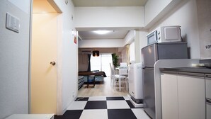 Apartment | Private kitchen | Fridge, microwave, stovetop, electric kettle - Oval Tokyo Otsuka 202 (Tokyo)