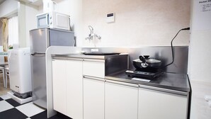 Apartment | Private kitchen | Fridge, microwave, stovetop, electric kettle - Oval Tokyo Otsuka 202 (Tokyo)