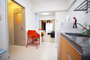 Appartamento | Cucina privata | Frigorifero, microonde, piano cottura, bollitore elettrico