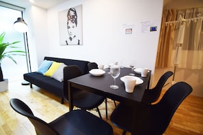 Apartamento | Zona de estar | Una televisión