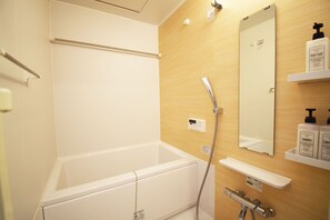 Appartement | Badkamer | Een bad/douchecombinatie, een diep bad, handdoeken