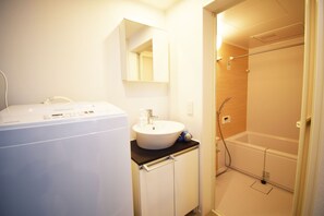 Apartemen | Kamar mandi | Kombinasi shower/bathtub, bathtub besar,  dan handuk