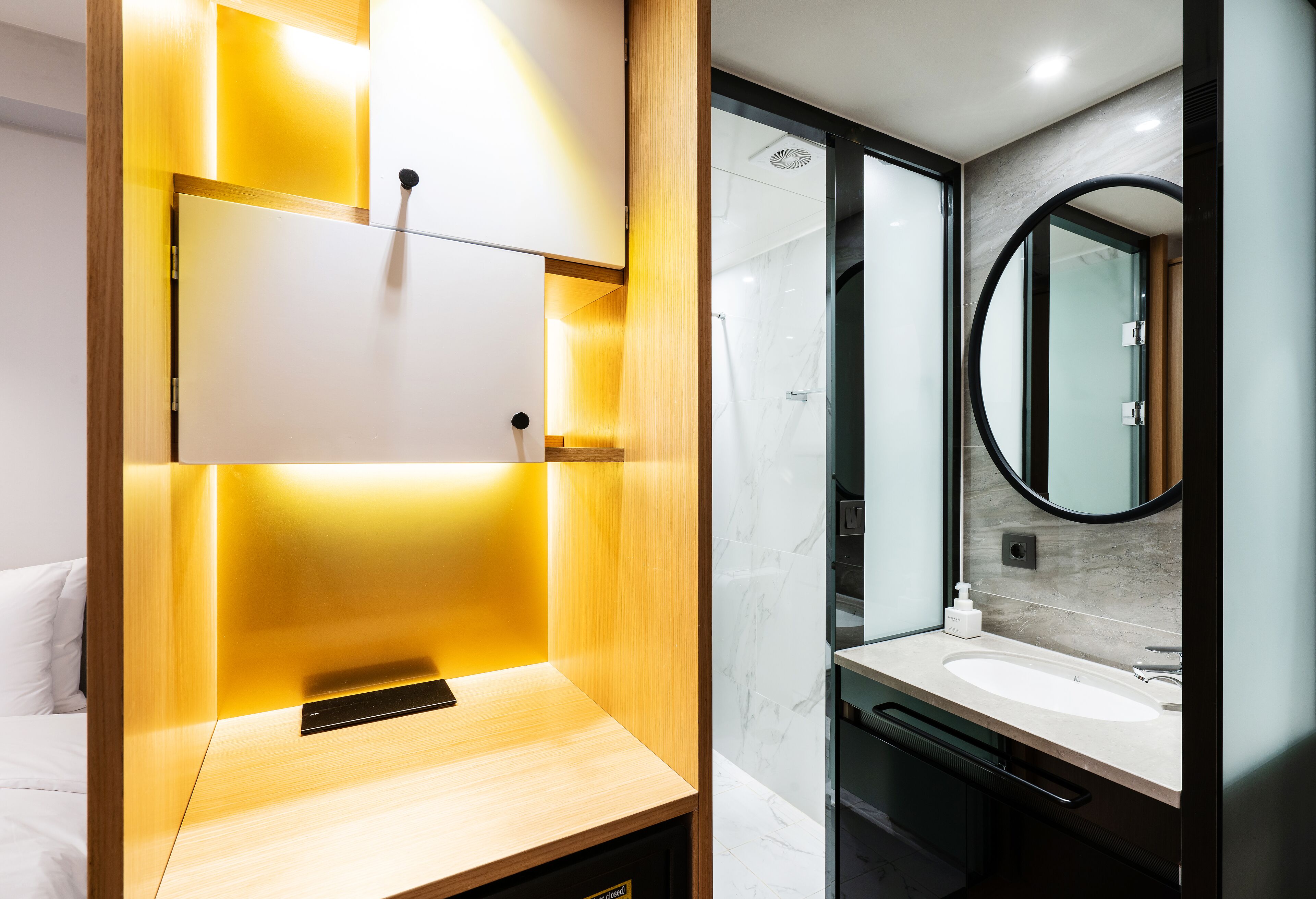 standard twin room | bathroom | free toiletries, hair dryer, bathrobes, slippers