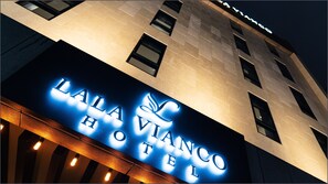 Front of property – evening/night - Lala Vianco Hotel (Busan)