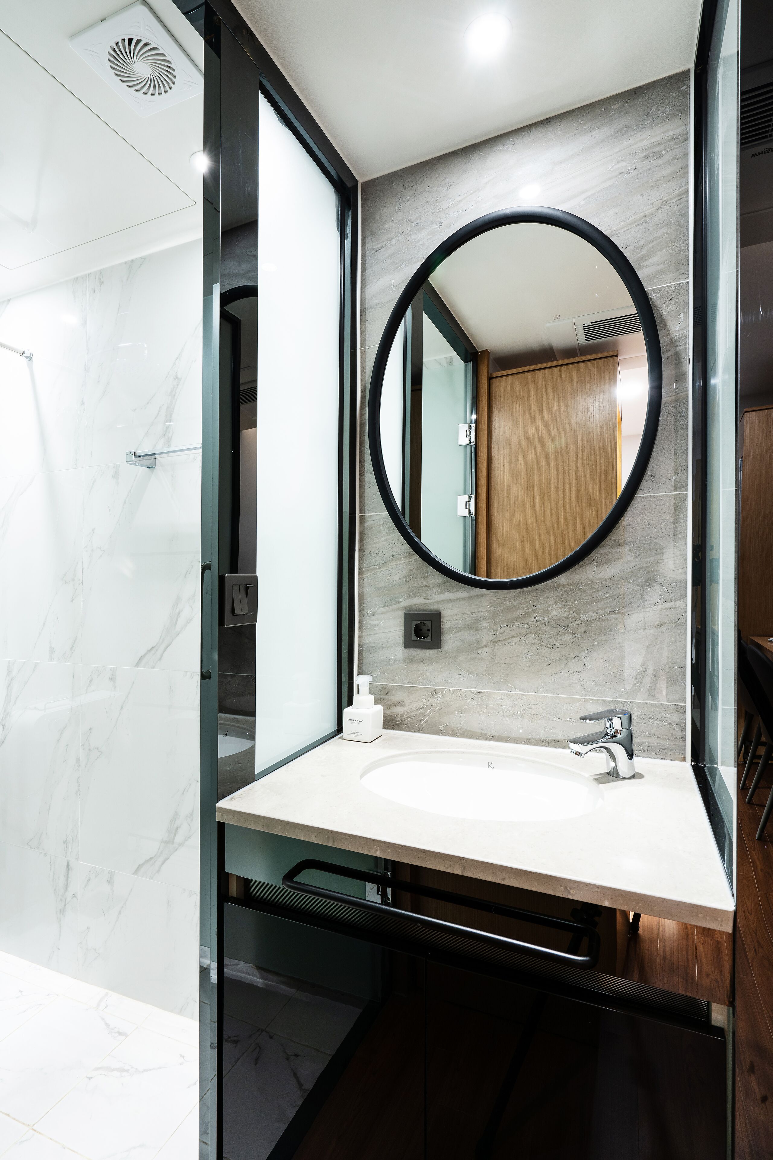standard twin room | bathroom sink