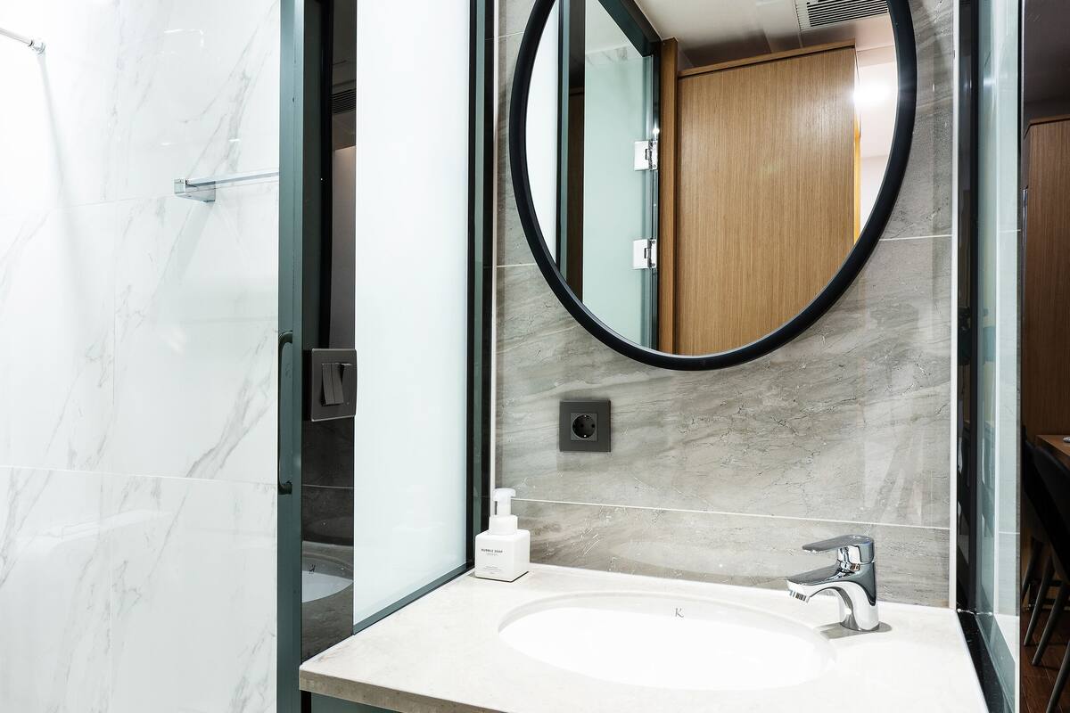 standard twin room | bathroom sink