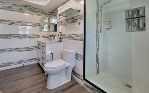 Shower, eco-friendly toiletries, hair dryer, towels - Escape to Kokomo Bay,  Escape to Paradise (Fort Myers)