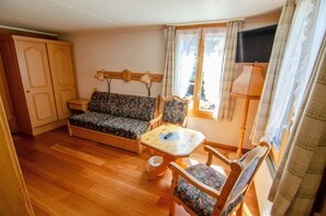 Family Double Room | Living area