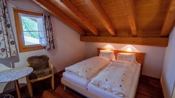 Doppia Standard | Una scrivania, culle/letti per bambini (a pagamento)