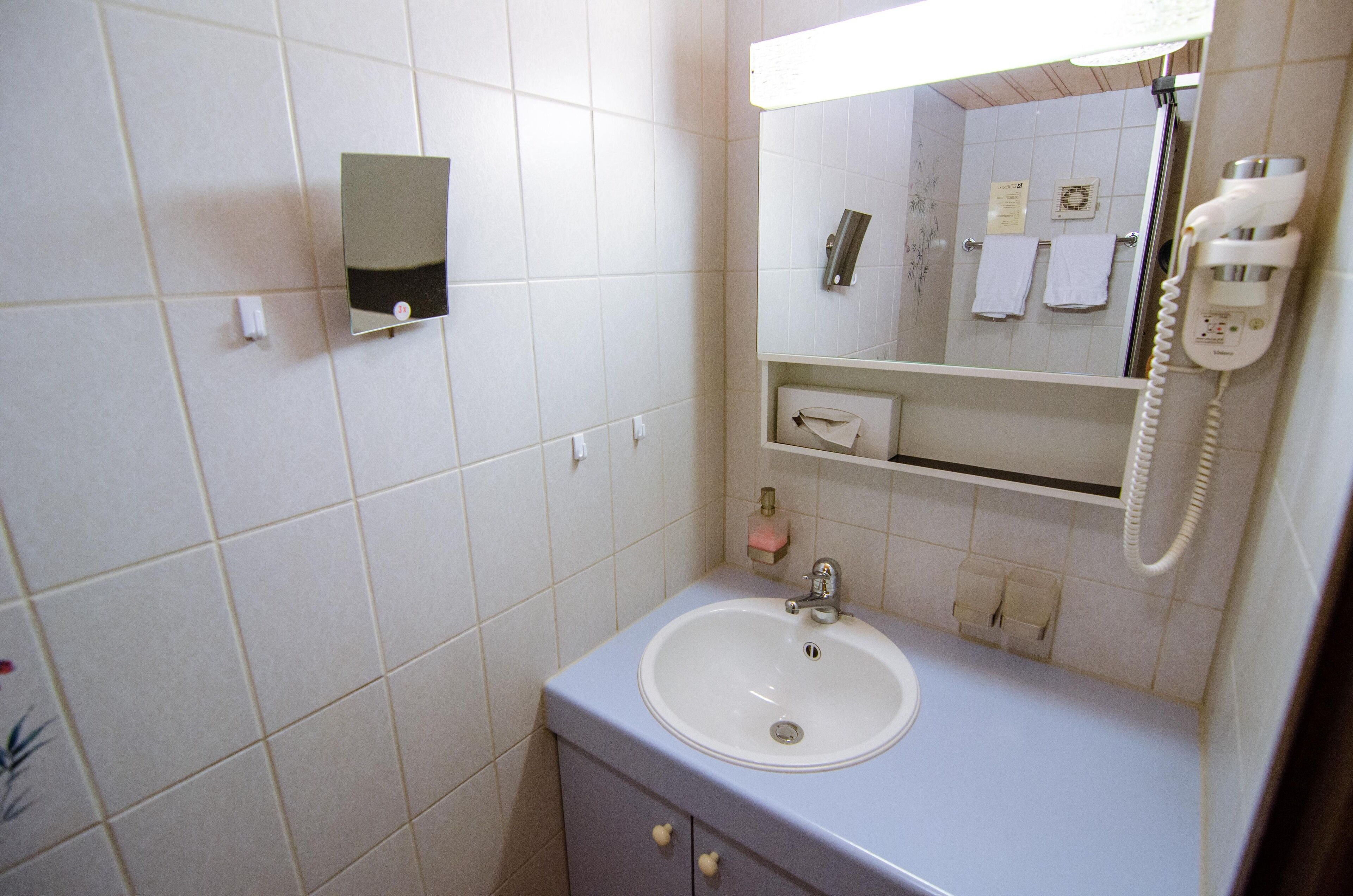 standard double room | bathroom sink