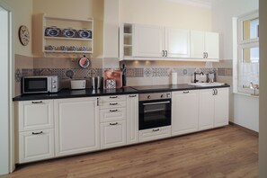 Een koelkast, een microgolfoven, een oven, een kookplaat