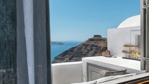 Ein Balkon mit Blick auf eine zerklüftete Küste und das Meer.