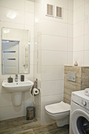 Apartment, 1 Bedroom | Bathroom | Shower, towels, toilet paper