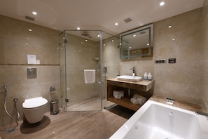 Artículos de tocador gratuitos, secador de pelo, toallas, jabón